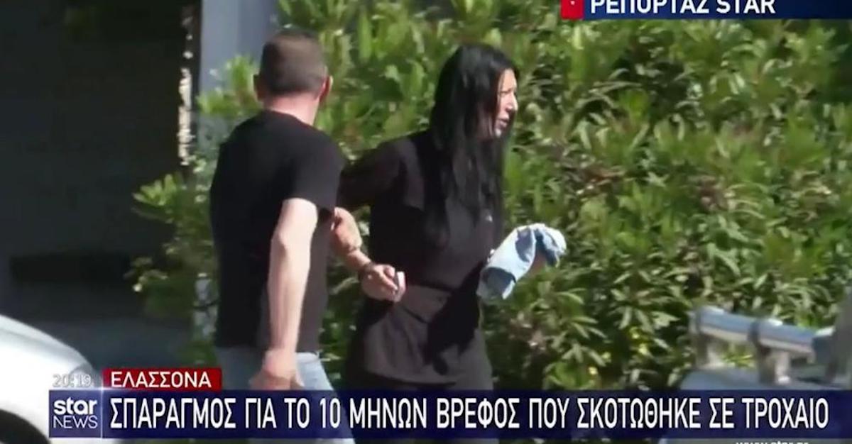 Μέγας σπαραγμός: Με ένα ρουχαλάκι του στα χέρια της, υποβασταζόμενη, η μητέρα του βρέφους στην κηδεία