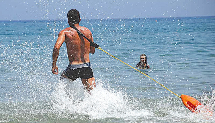 Ναυαγοσώστης στην Κρήτη έσωσε μπαμπά και τα 2 παιδιά του από βέβαιο πνιγμό!