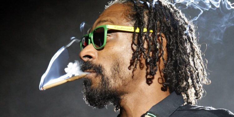 Μεγάλη καρδιά: Ο Snoop Dogg έδωσε αύξηση στον υπάλληλο που του στρίβει τα τσιγάρα