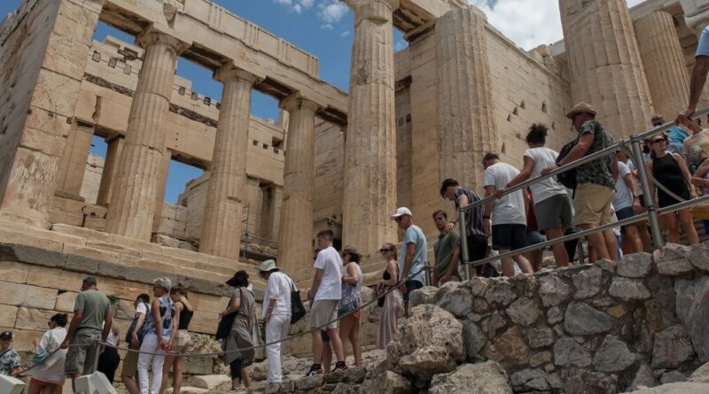 Αυτοκτoνία η πτώση γυναίκας από τα βραχάκια στην Ακρόπολη – Πήρε φόρα, έκανε το σταυρό της και έπεσε