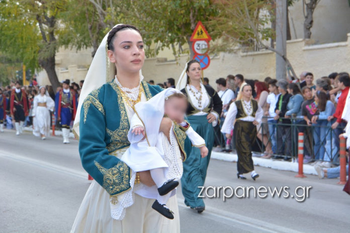 Μανούλες παρέλασαν αγκαλιά με τα μωράκια τους και συγκίνησαν ολόκληρη την Ελλάδα