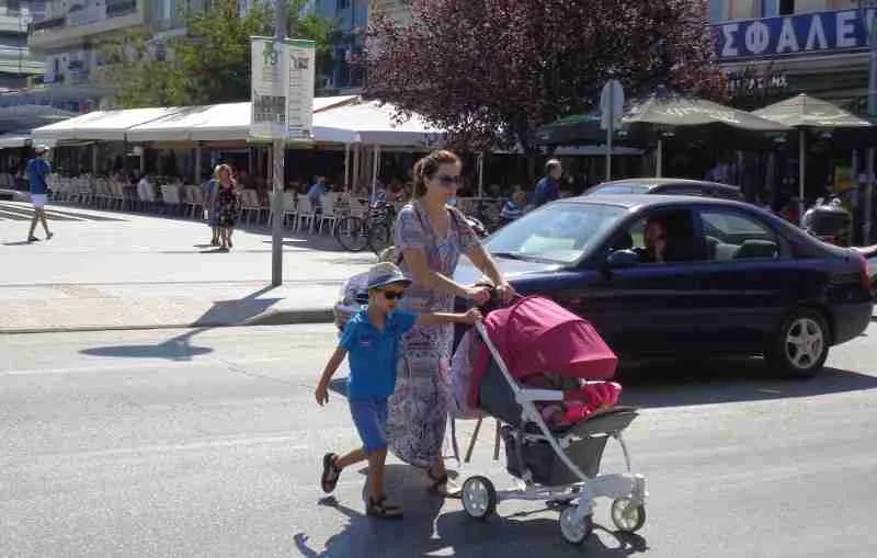 Ορεστιάδα: Η ελληνική πόλη χωρίς φανάρια – Οι οδηγοί «κοκαλώνουν» τα οχήματα μόλις δουν πεζό