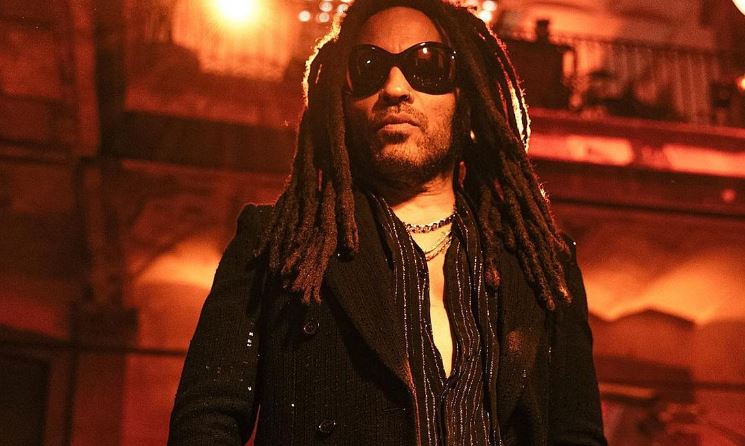 Lenny Kravitz: Ο 58χρονος τραγουδιστής κολυμπά τσίτσιδος στη θάλασσα και αναστατώνει τις θαυμάστριές του