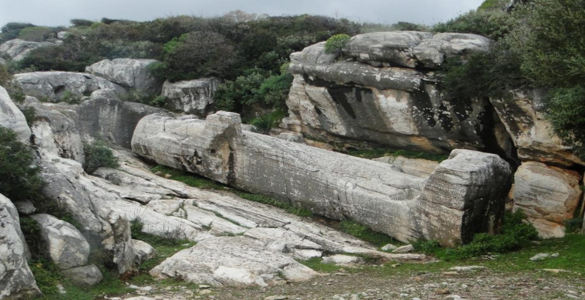 Ο Κούρος του Απόλλωνος. Ένα γιγαντιαίο αρχαίο άγαλμα βρίσκεται σε έναν λόφο στο νησί της Νάξου για αιώνες.