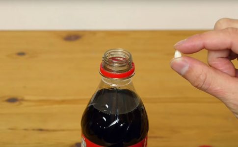 Τι θα συμβεί αν ρίξεις ένα δόντι μέσα σε Coca Cola; (Video)