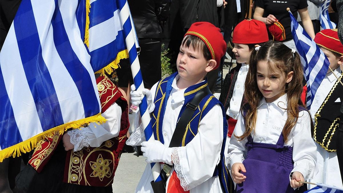 Στη μαμά που κλαίει από συγκίνηση στην παρέλαση