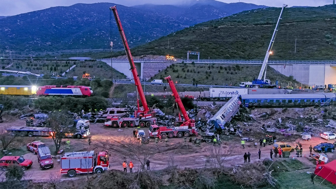 Σύγκρουση τρένων – Νέες καταγγελίες για τον μοιραίο σταθμάρχη: «Είχε ξεχάσει το μικρόφωνο ανοιχτό και ακούγονταν πανηγύρια»