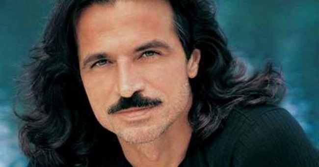 Το «φαινόμενο» Yanni. Ο διεθνούς φήμης συνθέτης από την Καλαμάτα, που γράφει μουσική χωρίς να ξέρει νότες. Οι πετυχημένες περιοδείες σε όλο τον κόσμο και η δεκαετής σχέση με τη Λίντα Έβανς