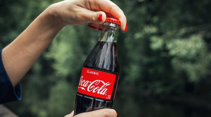 Coca Cola: Μαζικές αντιδράσεις για τα νέα καπάκια