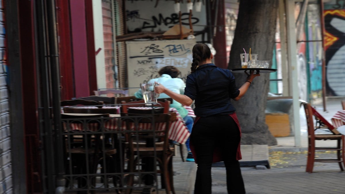 Αφεντικό για βραβείο: Έδωσε στη σερβιτόρα όλο το ποσό από το τραπέζι, γιατί οι πελάτες ήταν αγενείς μαζί της