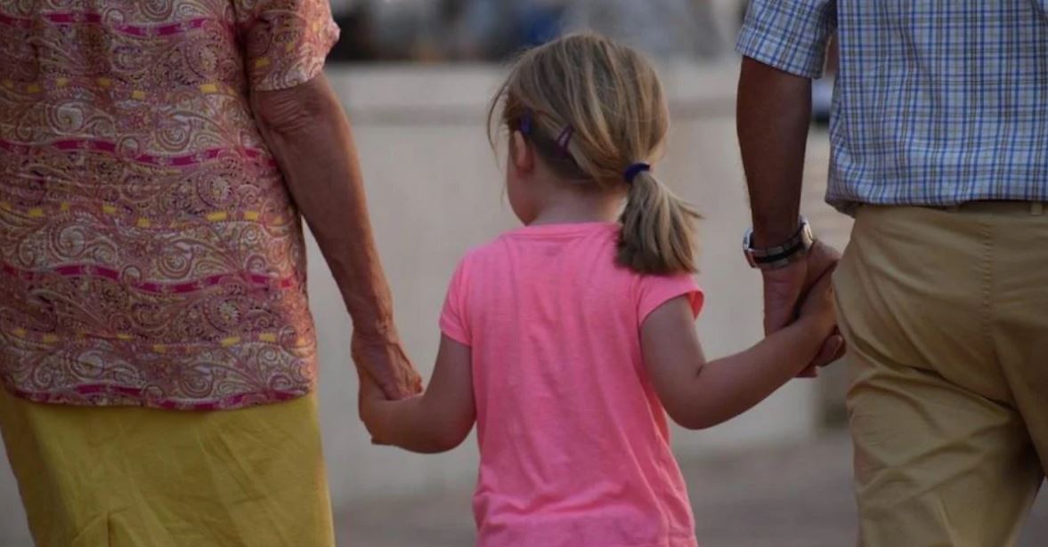 Και οι παππούδες θα πληρώνουν διατροφή για τα ανήλικα εγγόνια τους