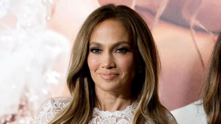 Η Jennifer Lopez φοράει τα μπλε της εσώρουχα και ανεβάζει τη θερμοκρασία