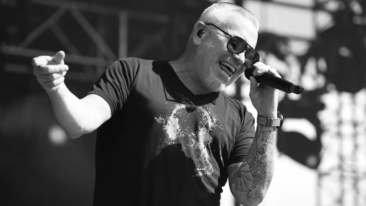 Έφυγε από τη ζωή ο τραγουδιστής των Smash Mouth Steve Harwell