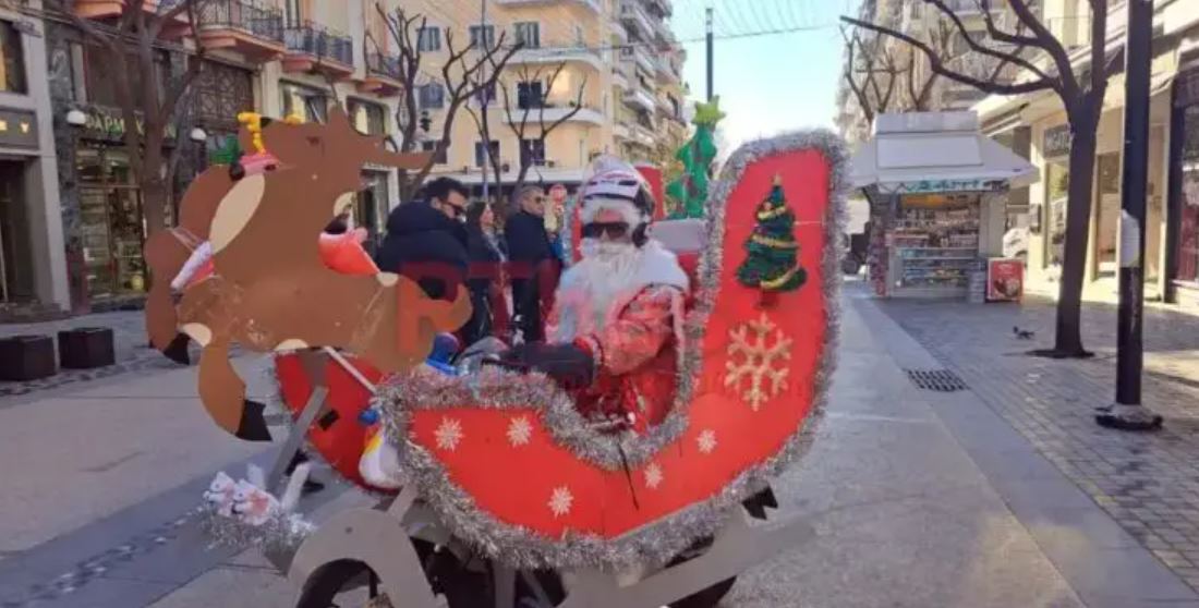 Ντελιβεράς στη Θεσσαλονίκη ντύθηκε Άγιος Βασίλης και μετέτρεψε σε έλκυθρο το μηχανάκι του