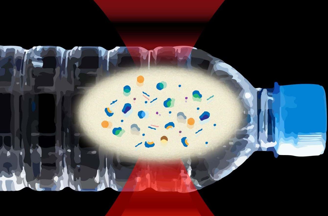 Νέα επιστημονική μελέτη: Το εμφιαλωμένο νερό περιέχει χιλιάδες κομμάτια νανοπλαστικών – Μπορούν να «περάσουν» ακόμα και στα έμβρυα