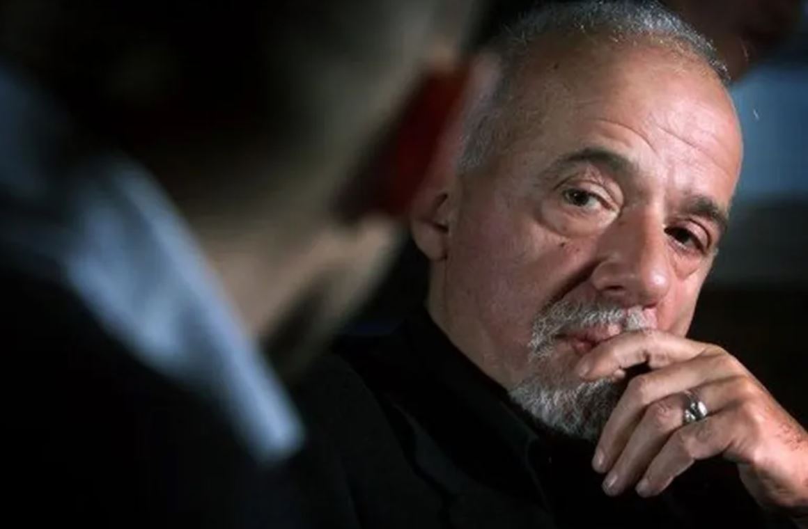 Paulo Coelho: «Μην σπαταλάτε χρόνο σε επεξηγήσεις, oι άνθρωποι ακούν μόνο ό,τι θέλουν να ακούσουν»