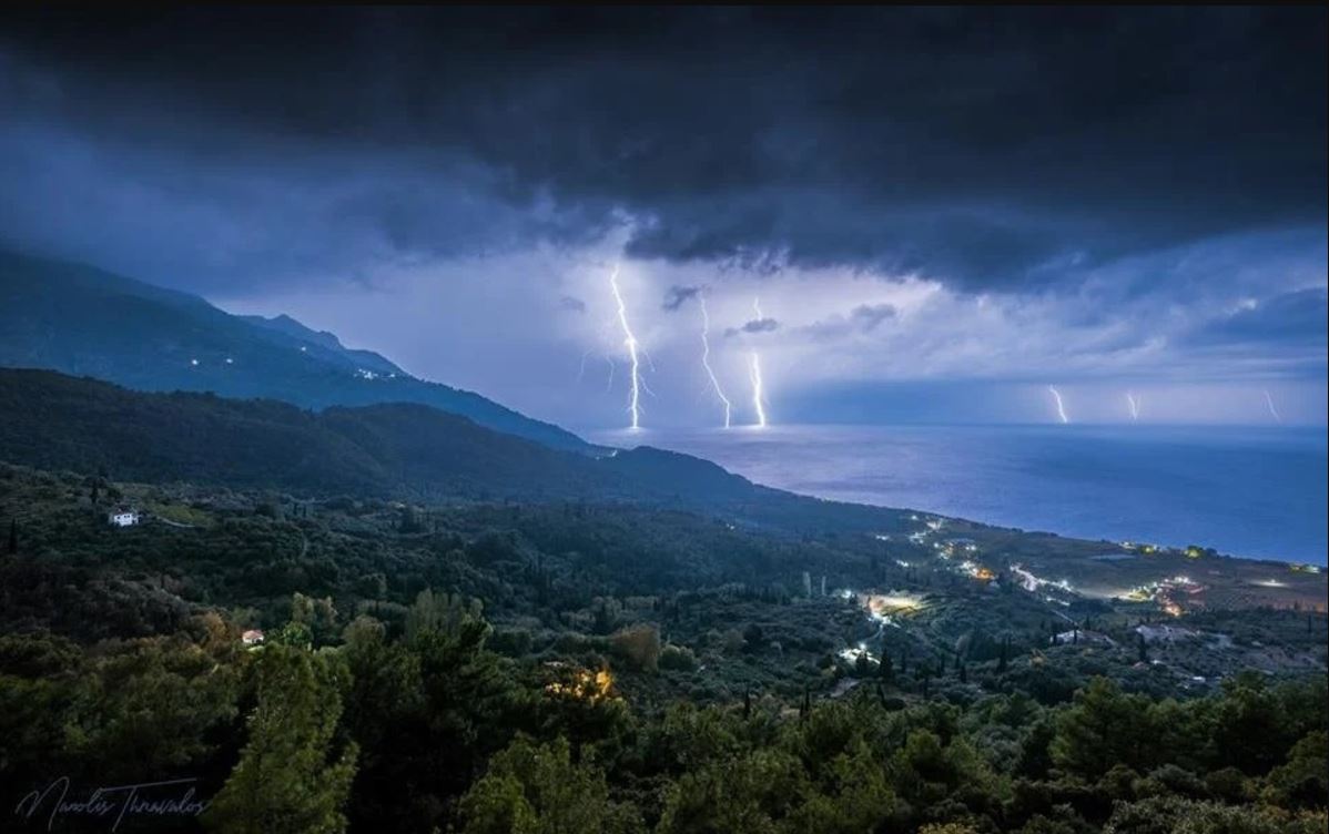 «Πνίγηκε» πασίγνωστο μεγάλο νησί της Ελλάδας: Ποτάμια οι δρόμοι – Απελπισμένοι οι κάτοικοι δεν ξέρουν κατά που να κάνουν